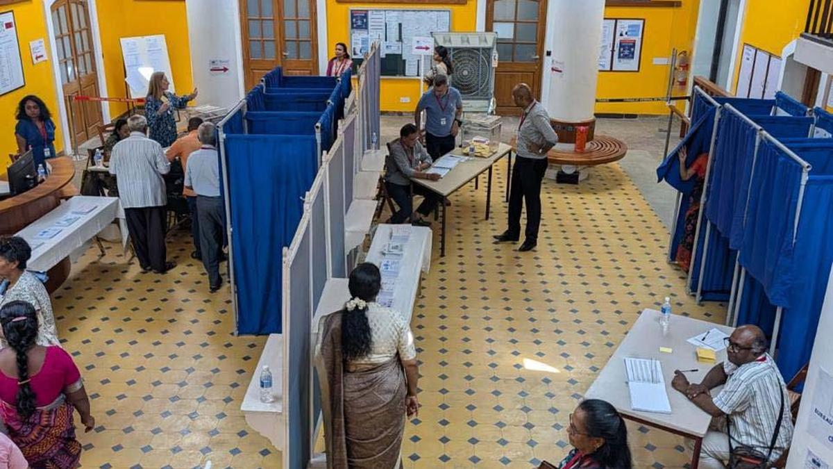 Overseas French nationals cast votes to elect councillor