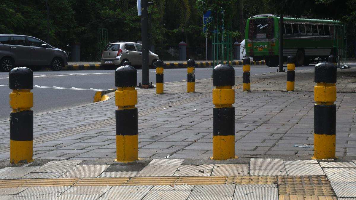 Kochi Corporation, CSML asked to remove bollards from city streets