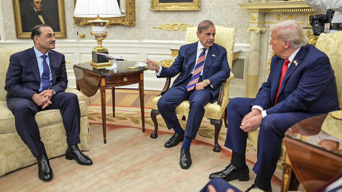 Pakistan’s Army Chief Visits Tehran as Iran Reviews US Peace Offer