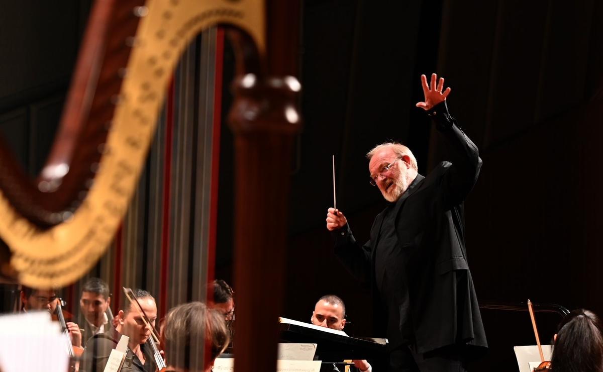 Per il suo spettacolo di apertura, Brabbins ha diretto 