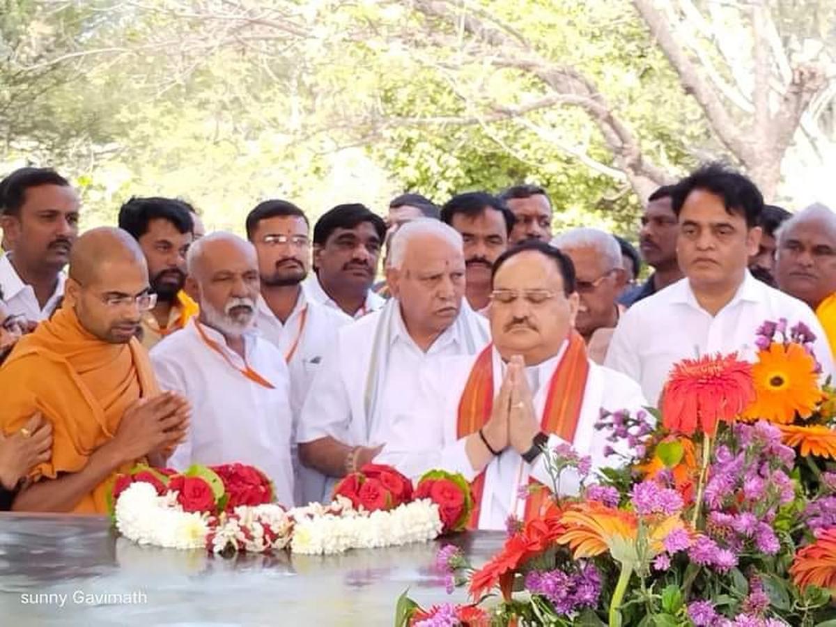 भाजपा के राष्ट्रीय अध्यक्ष जेपी नड्डा ने शनिवार को विजयपुरा में सिद्धेश्वर स्वामी को श्रद्धांजलि अर्पित की। 
