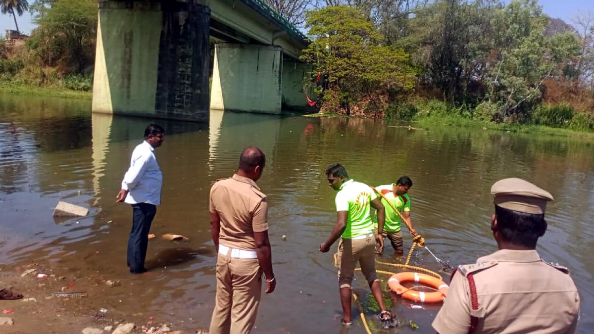 Volunteers take up cleanliness drive along bank of Shanmuganadhi river