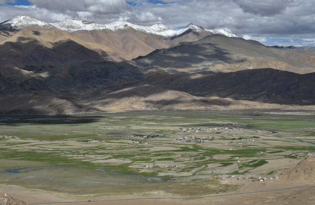 Vesnice Hanle a řeka Indus v Changthang. Vesnice Hanle a řeka Indus v Changthang.