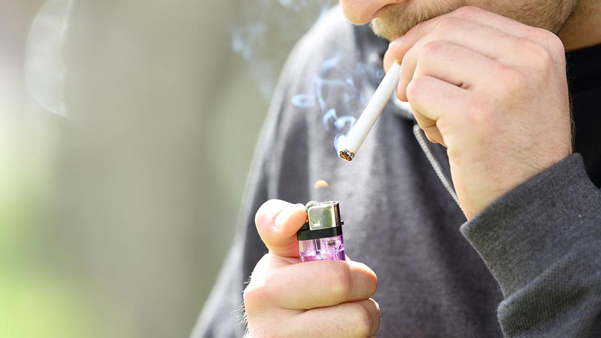 Cutting down smoking could increase life expectancy in men by a year, predictive models show