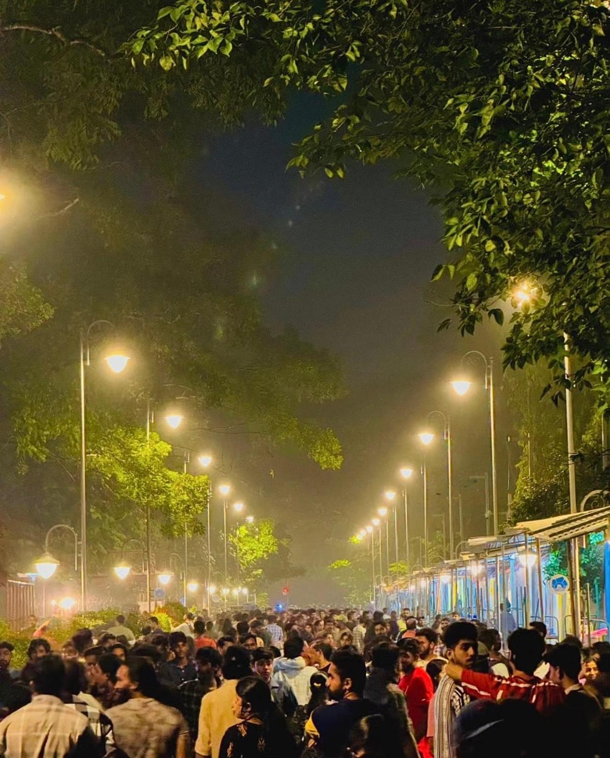 Manaveeyam Veedhi packed with late night crowd