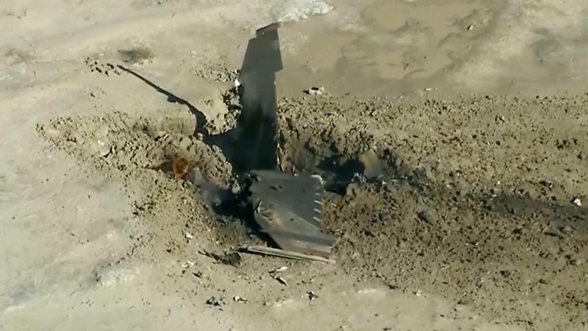 Air Force pilot safely ejects before F-16 fighter jet crashes in California desert