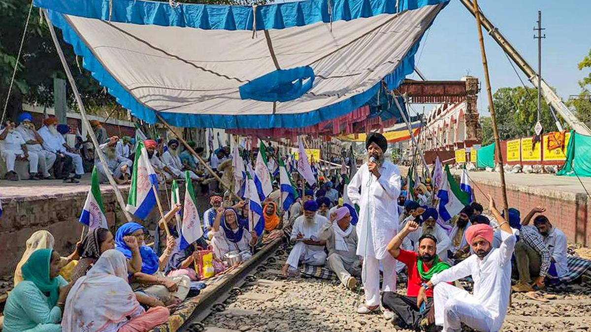 Der „Rail Roko“-Aufruhr der Punjab-Bauern nimmt am dritten Tag zu, der Zugverkehr bleibt beeinträchtigt