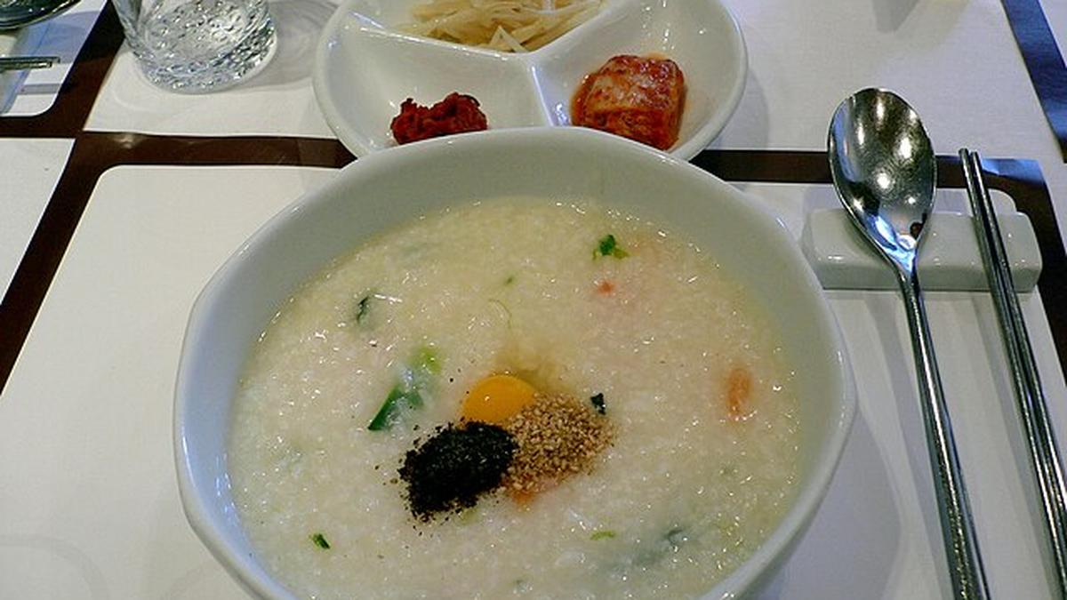 Warm congee and crispy chicken are a delicious duel for every season