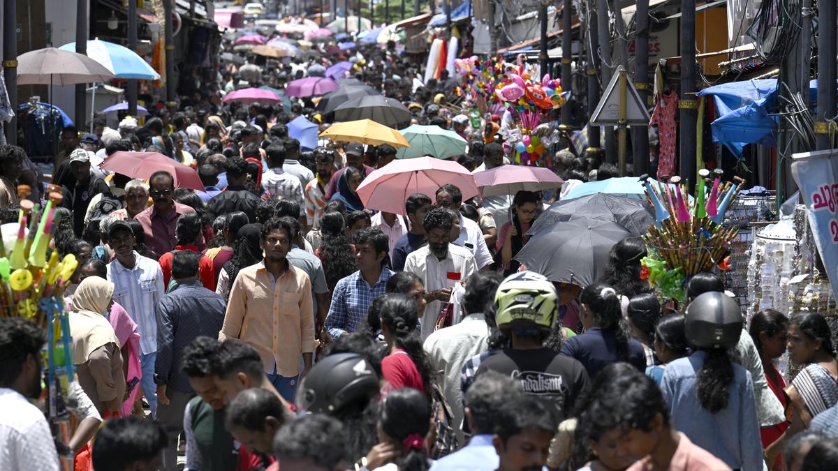 Shoppers flock to markets as Onam eve frenzy marks Uthrada Pachil in State