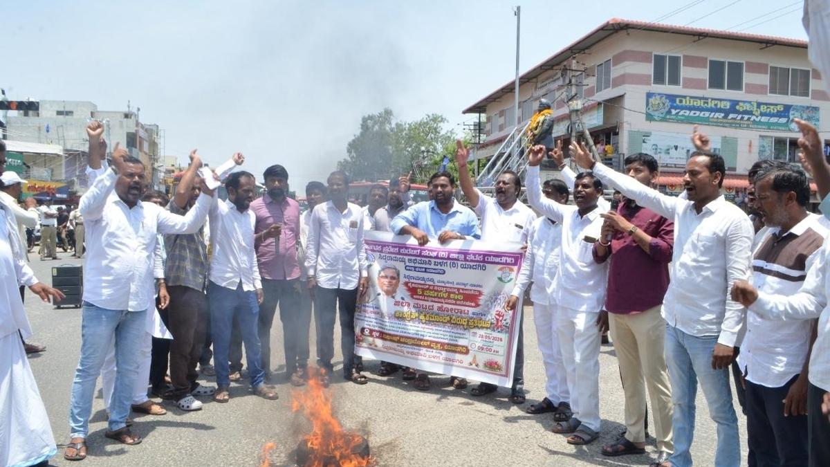 Halumathas stage protest in Yadgir, Raichur in support of Siddaramaiah