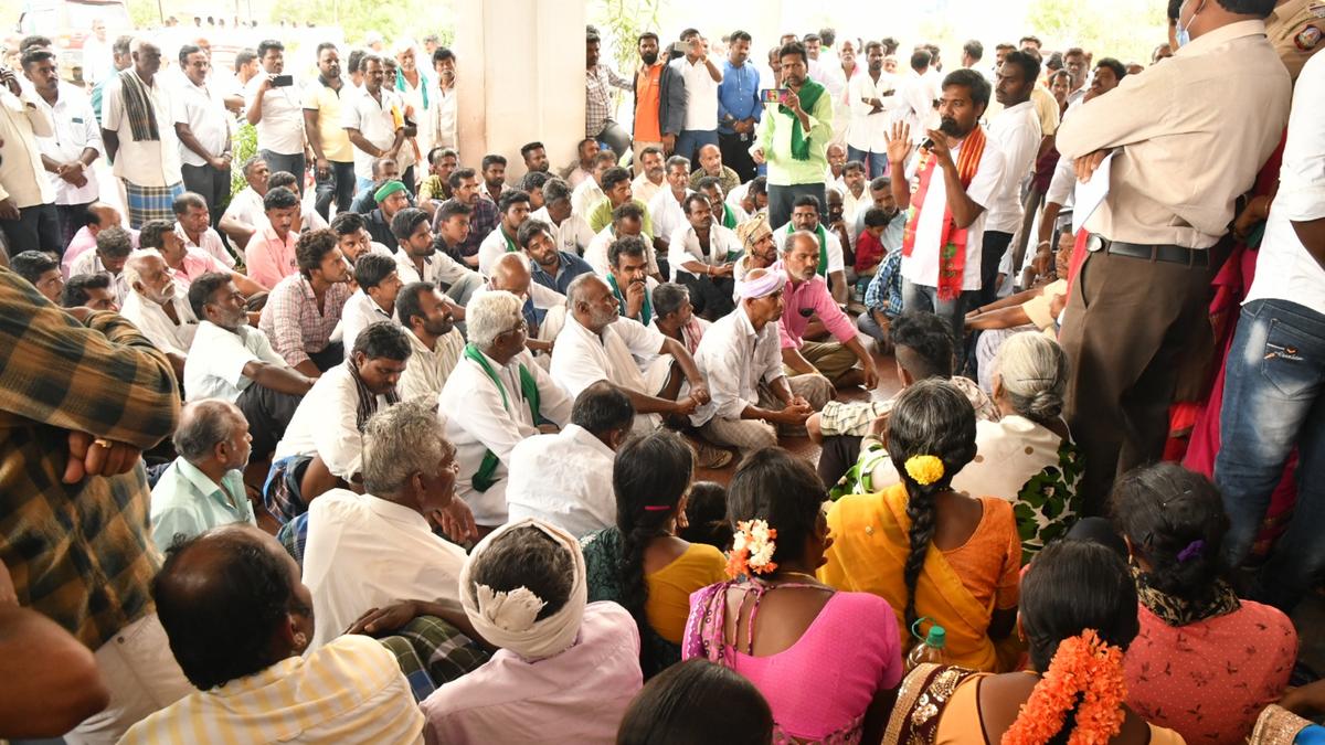 Meeting with farmers over land acquisition for SIPCOT in Shoolagiri fails