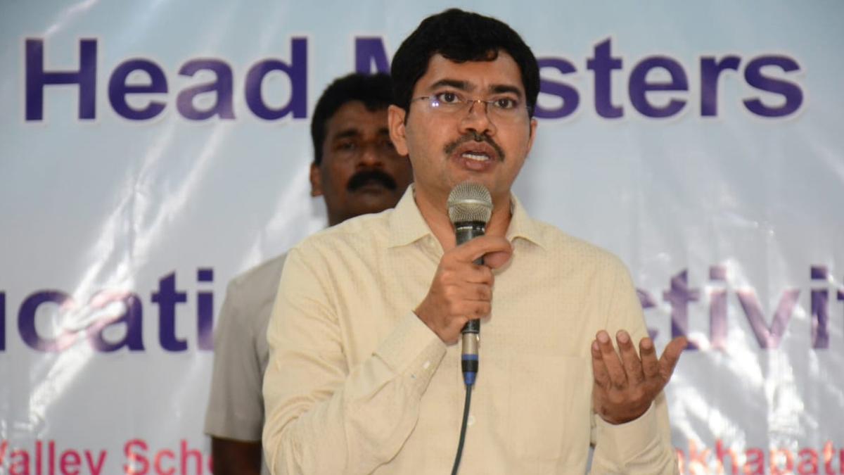 Vote counting: Collector calls upon officials, staff to remain alert and ensure transparency