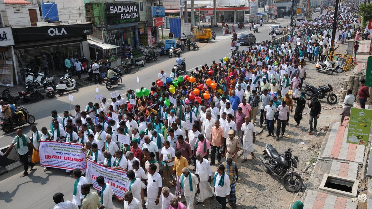 Farmers in Erode&nbsp;submit petition Collectorate against concrete-lining of LBP canal