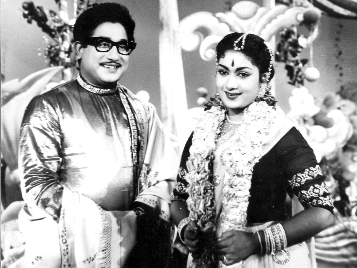 Sivaji Ganesan and Savitri in Pasamalar