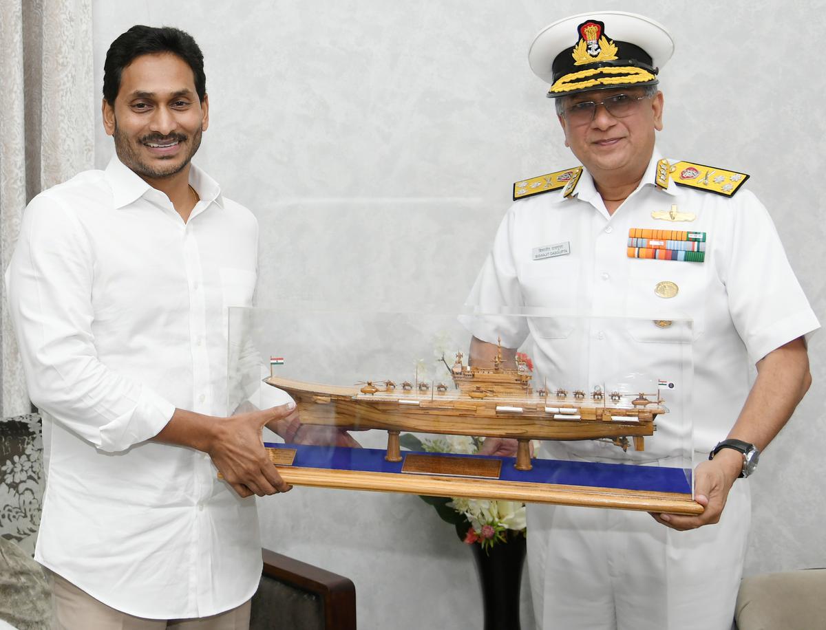 ENC chief invites Chief Minister for Navy Day fete