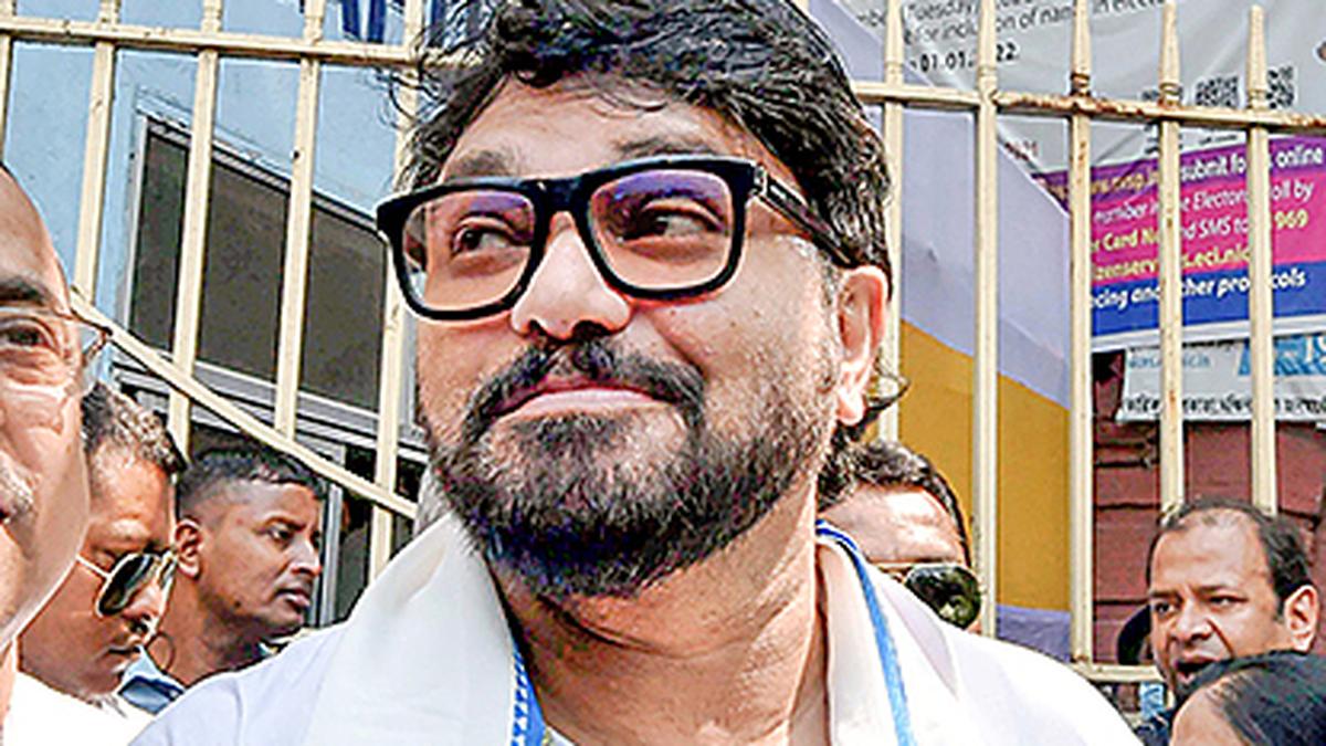 WB minister Babul Supriyo and BJP MP Abhijit Gangopadhyay enter verbal spat over blowing of car horn