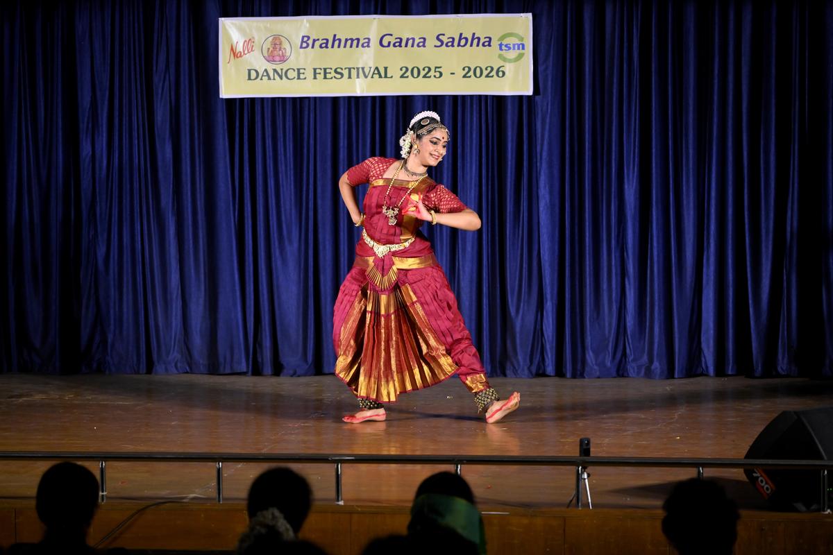 Comenzó su recital con un Mallari en Gambhira Nattai.