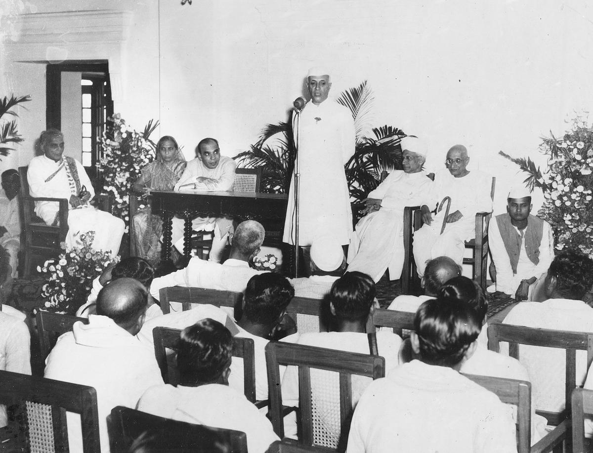 Prime Minister Nehru addressing the members of the Andhra State Assembly at Kurnool on October 1, 1953. (from left) T. Prakasam, Andhra Chief Minister, Mrs. and Mr. C.M. Trivedi, Governor of Andhra, Vice-President Radhakrishnan and  C. Rajagopalachari