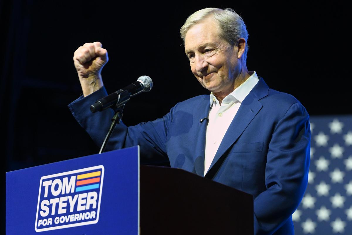 O candidato ao governo da Califórnia, Tom Steyer, fala durante um evento noturno eleitoral em São Francisco em 2 de junho de 2026.