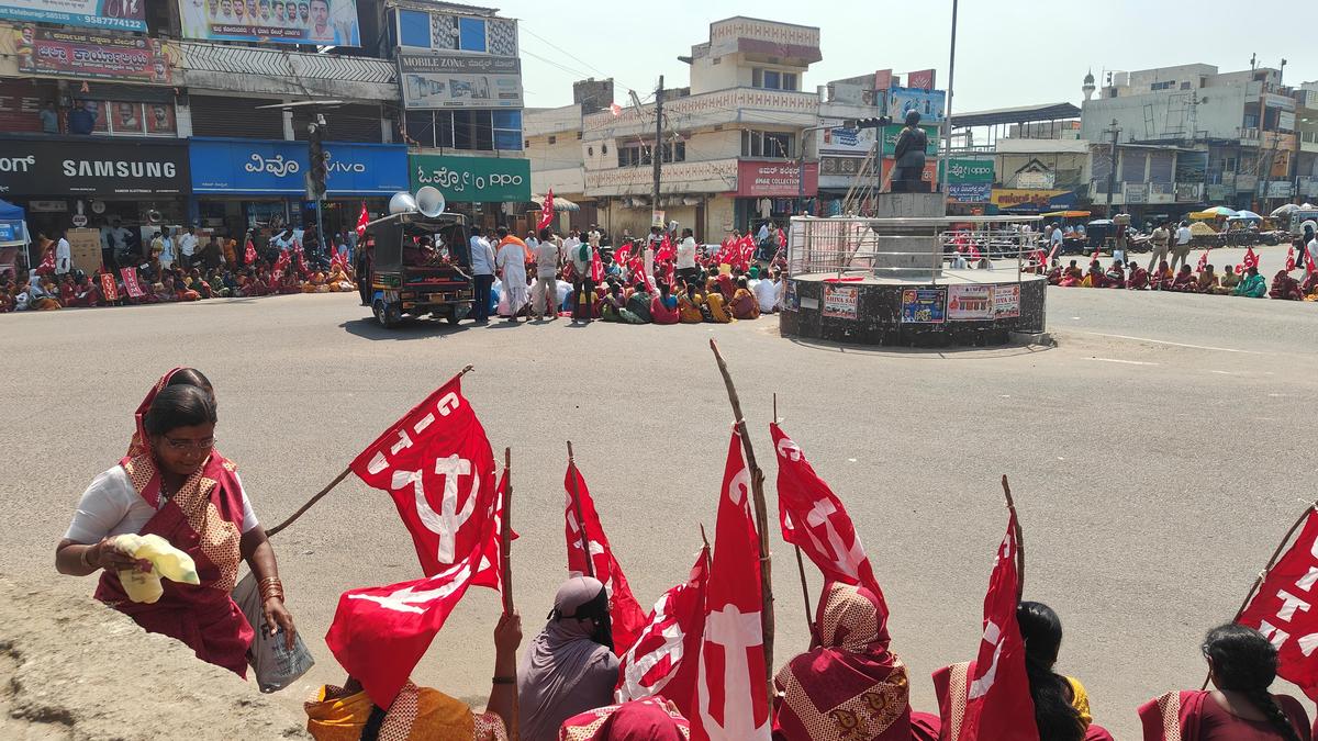 Labour organisations stage protest in Yadgir