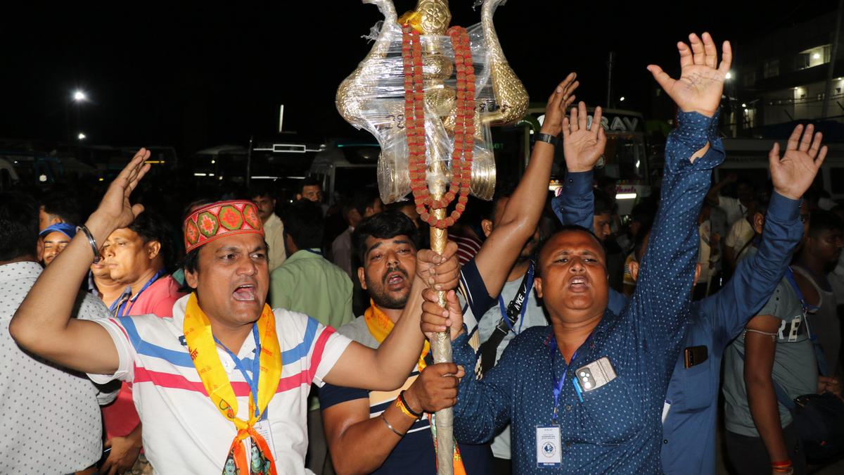 J&K L-G flags off first batch of Amarnath pilgrims