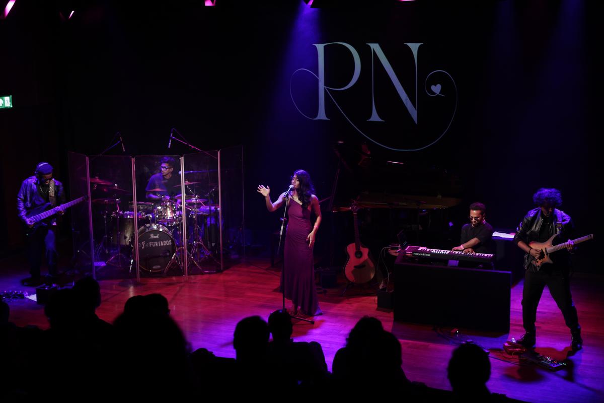 Priyanka Nath si esibisce insieme alla sua band al Centro Culturale Nita Mukesh Ambani (NMAC) nel settembre 2025