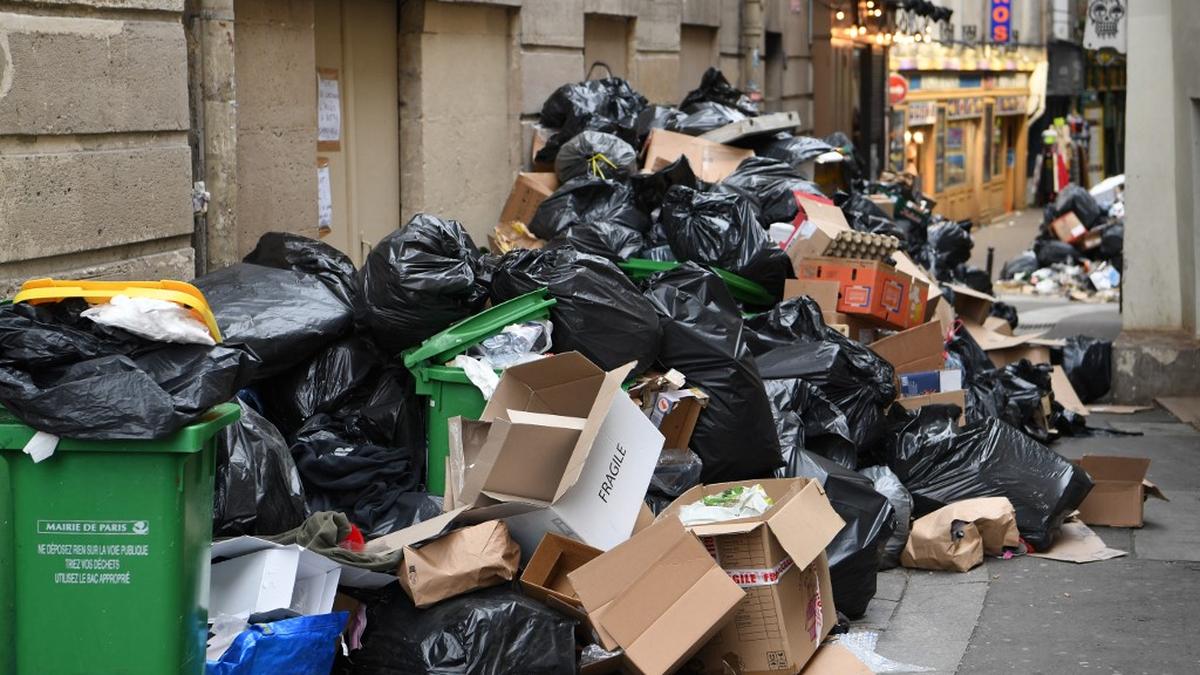 Paris rubbish collectors threaten Olympics strike