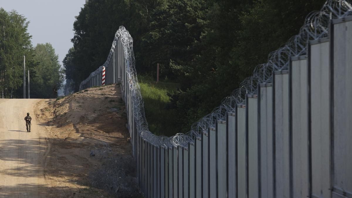 Poland plans to deploy 10,000 troops to its border with Belarus