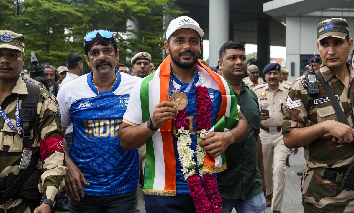 Indian hockey team members return home amid much fanfare The Hindu