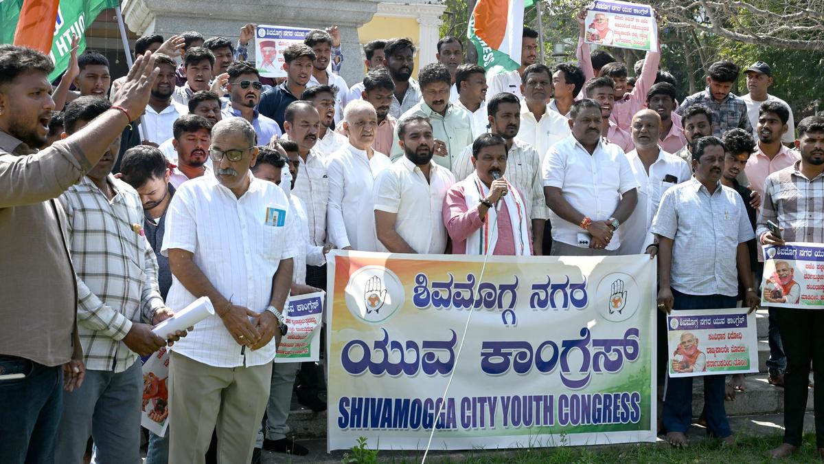Youth Congress leaders protest against Karnataka Governor, urges President to recall him