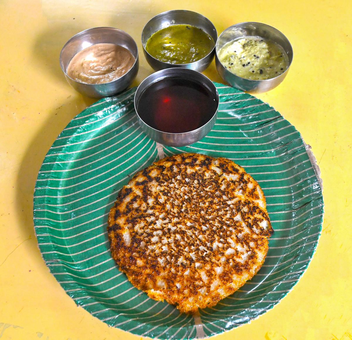 Dibbarotti met cheruku panakam als onderdeel van een traditioneel Andhra-ontbijt in de Breakfast Corner bij Swaraj Naturals in Peda Waltair in Visakhapatnam 
