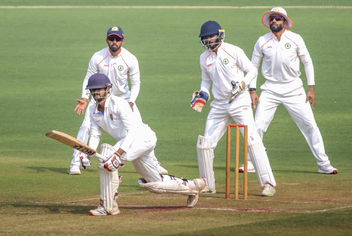 Hyderabad Varun Goudは、2025年1月31日金曜日、NagpurのVidarbha Cricket Association（VCA）Stadiumで、VidarbhaとVidarbhaとのRanji Trophy 2024-25のクリケットマッチ中にショットを演じます。 