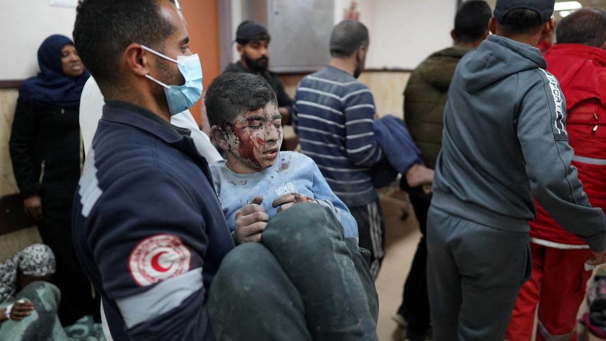 Heavy fighting rages around Gaza's biggest hospital as Israel raids it for a second day