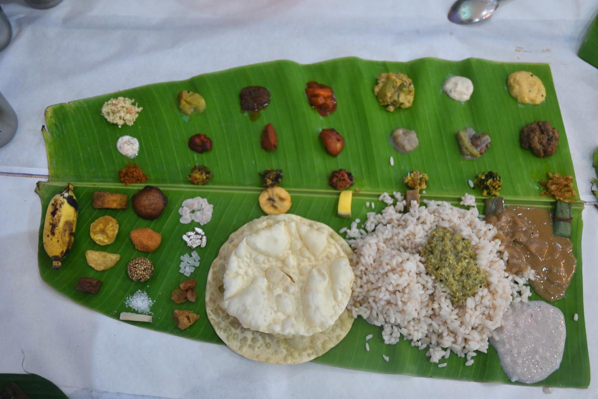 I ate] 'sadhya' (South Indian wedding plate) : r/food