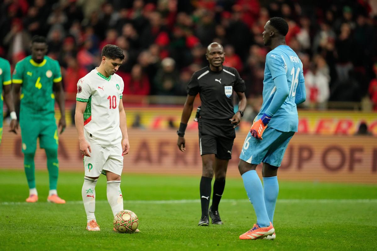 El portero de Senegal, Edouard Mendy, a la derecha, se acerca al marroquí Brahim Díaz antes de que lanzara un penalti durante el partido final de la Copa Africana de Naciones entre Senegal y Marruecos.