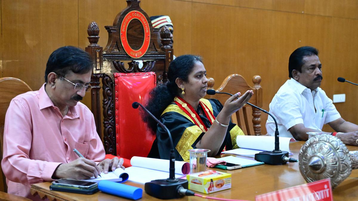 Long queues to pay tax: Councillors urge authorities to introduce online payment facilities at Dindigul council meeting