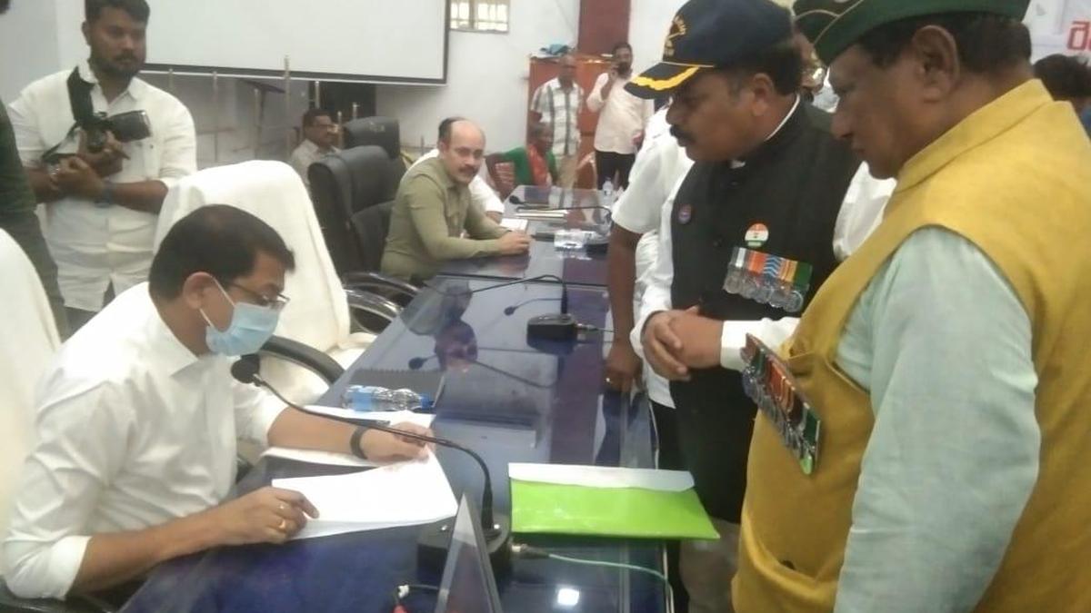 Vizianagaram Collector urged to lift prohibitory status on retired Army officials’ land