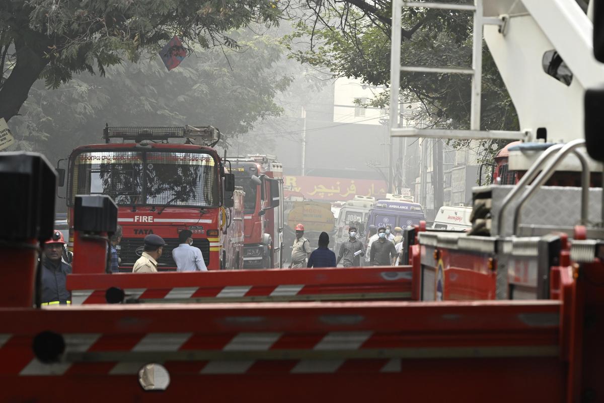 हैदराबाद के नामपल्ली में लगी आग पर काबू पाते दमकलकर्मी। हैदराबाद के नामपल्ली में लगी आग पर काबू पाते दमकलकर्मी।