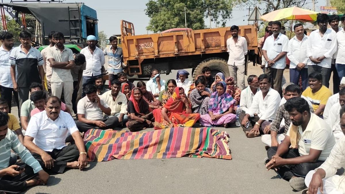 Protest in Afzalpur with body of farmer found dead