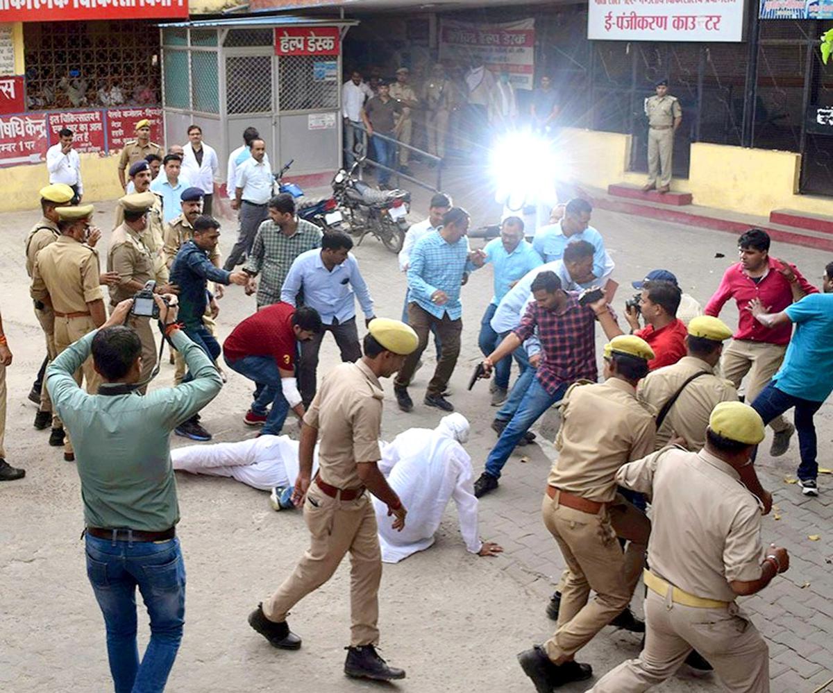 मारे गए माफिया अतीक और अशरफ की बहन पहुंची सुप्रीम कोर्ट, हत्याकांड की जांच.. The sister of slain mafia Atiq and Ashraf reached the Supreme Court, the investigation of the murder case ..