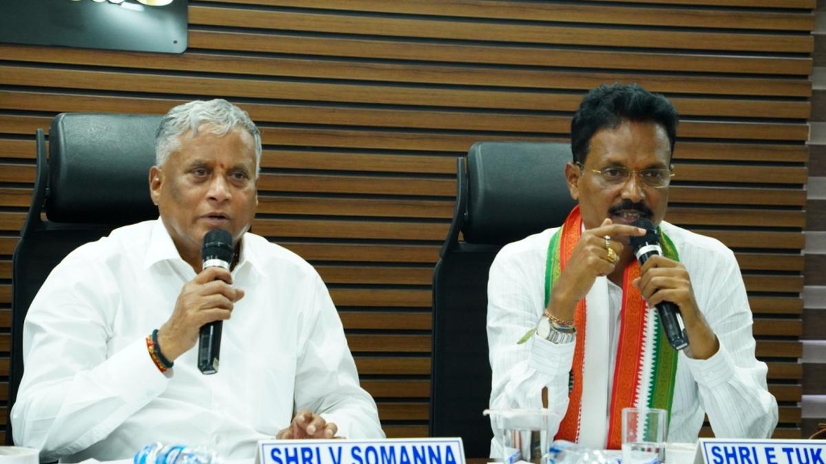 Railway projects worth ₹6,200 cr being taken up in Ballari, Hosapete region, says Somanna