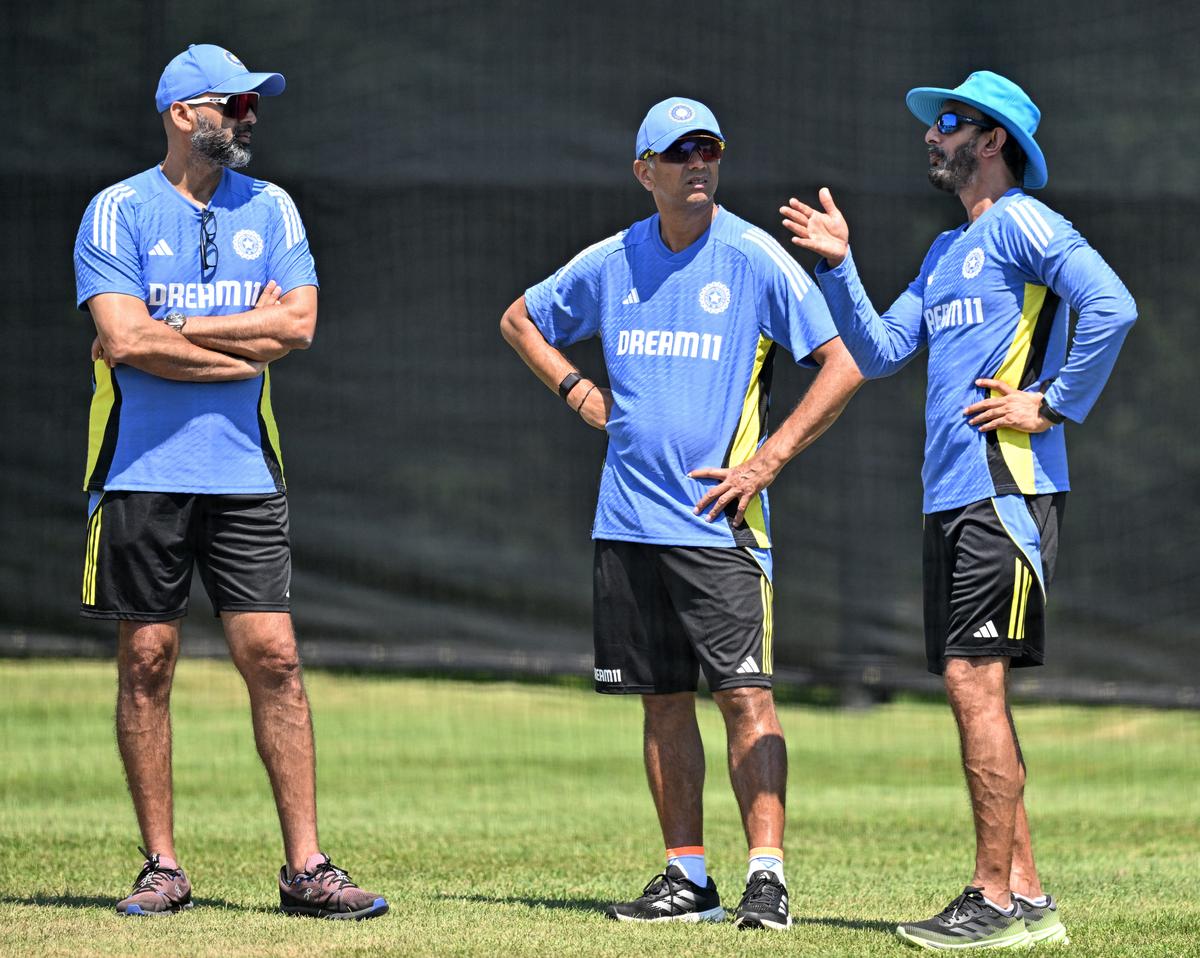 Rahul Dravid with Paras Mhambrey and Vikram Rathore during a practice session at the Cantiague Park in New York.