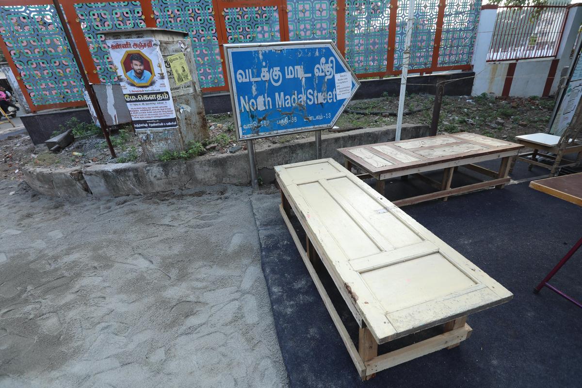प्रोजेक्ट तिरुवन्मियूर माडा स्ट्रीट ने यह सुनिश्चित किया है कि पुनर्निर्मित लकड़ी से बने चार बेंच स्थापित किए जाएंगे, दो पूर्वी माडा स्ट्रीट पर और दो अन्य उत्तरी माडा स्ट्रीट पर। 