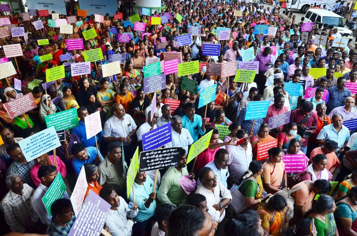 Teachers stage demonstration
