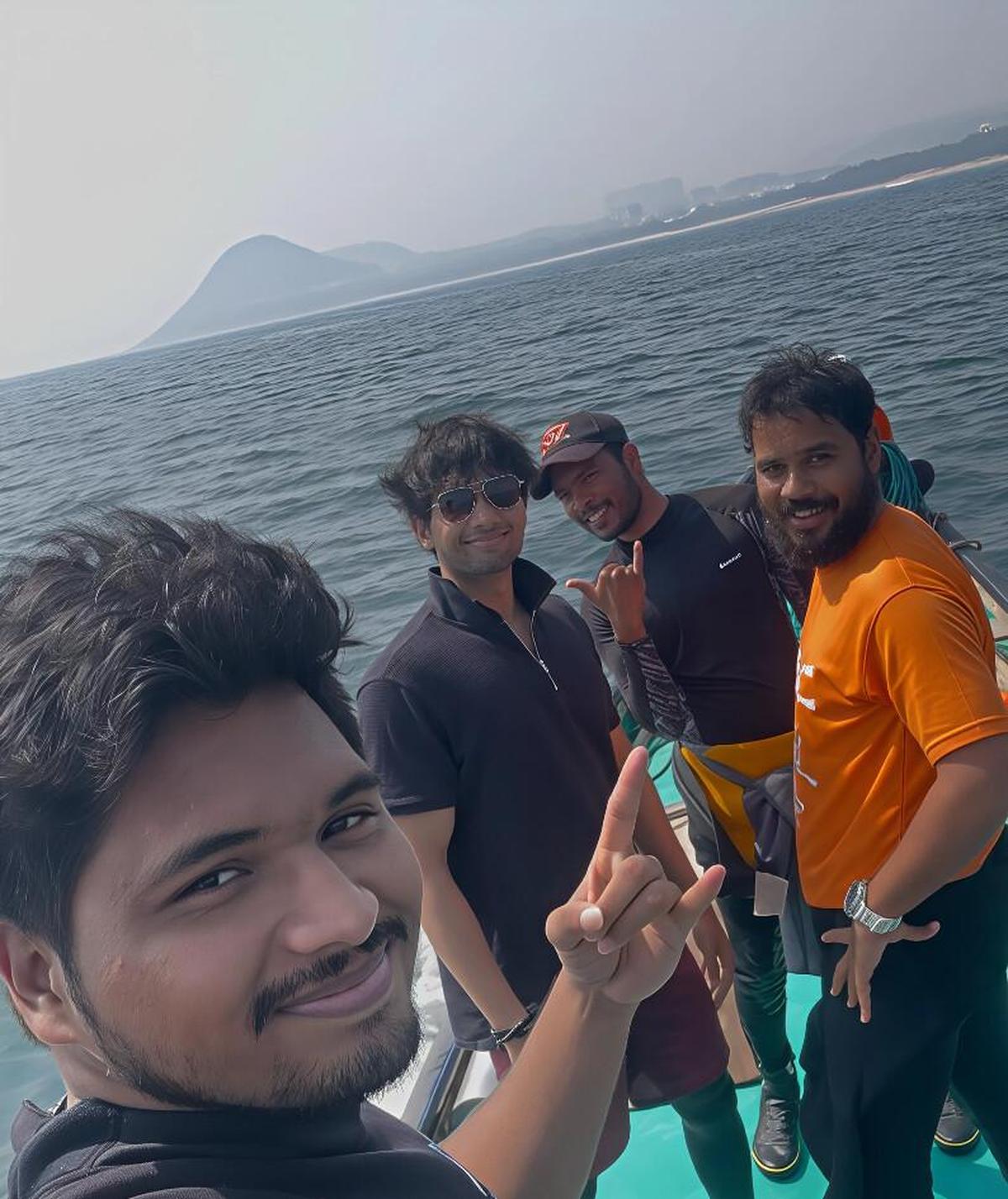 বিশাখাপত্তনমে ডুব আড্ডা স্কুবা ডাইভিং দল।