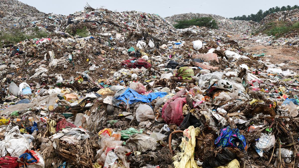 Dumping of unsegregated waste continues at Coimbatore’s Vellalore landfill