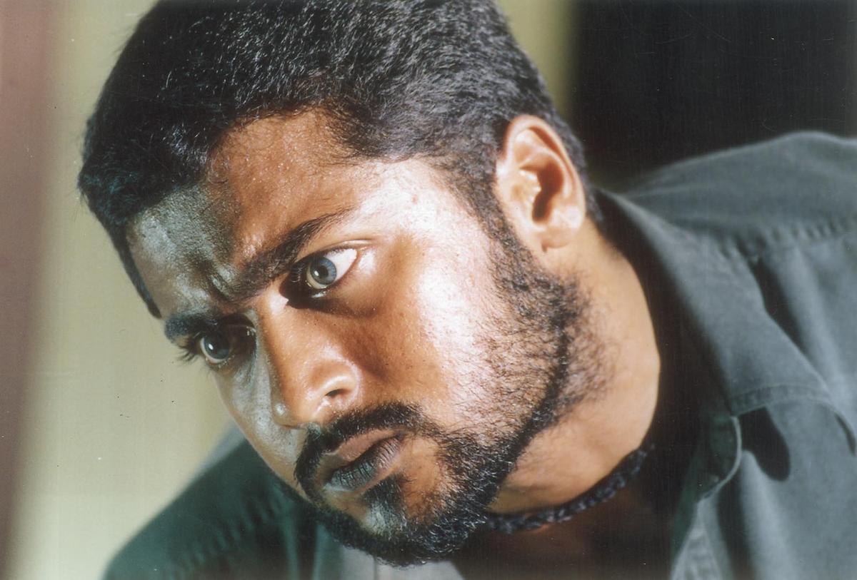 Tibbiy korikdan otayotgan yalangoch yigitlarning fotosuratlari va videolari