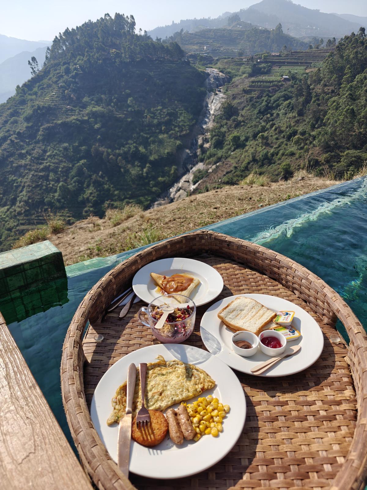 Breakfast in the private infinity pool. Shot in the OnePlus #framesophindia Breakfast in the private infinity pool. Shot in the OnePlus #framesophindia