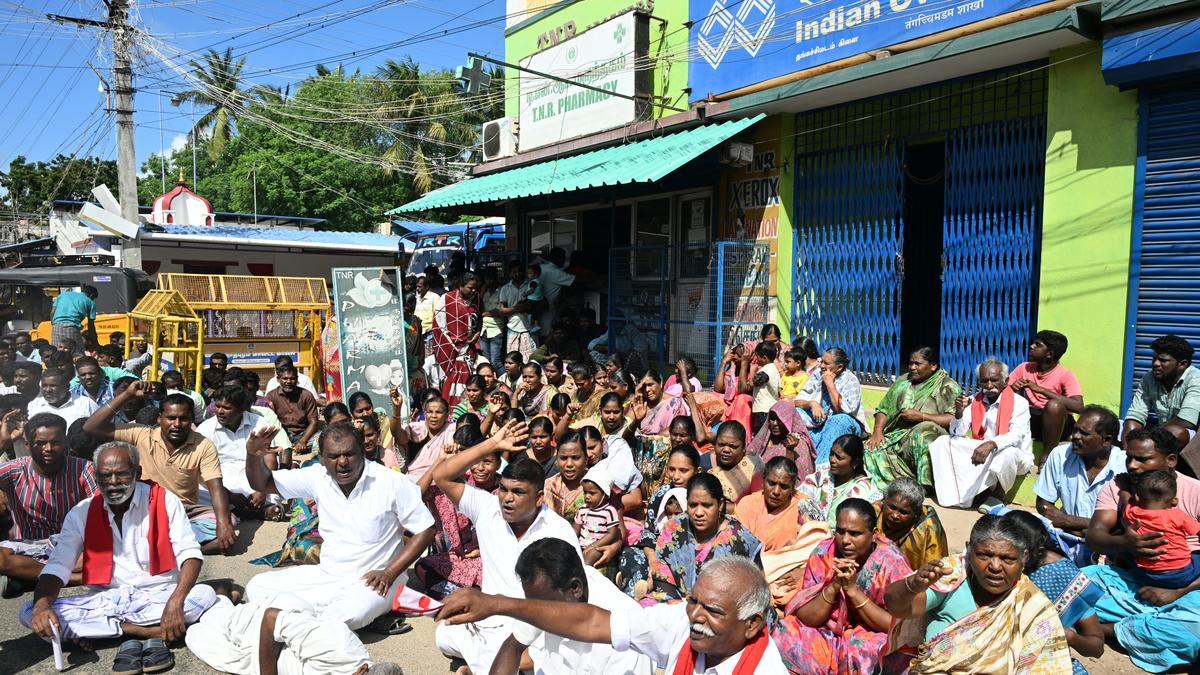 Fishermen families block road, seek justice for those arrested