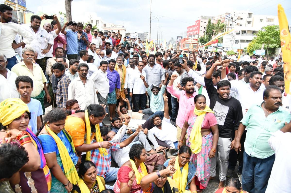 TDP activists protest all along the route police took to bring Naidu to  Vijayawada - The Hindu